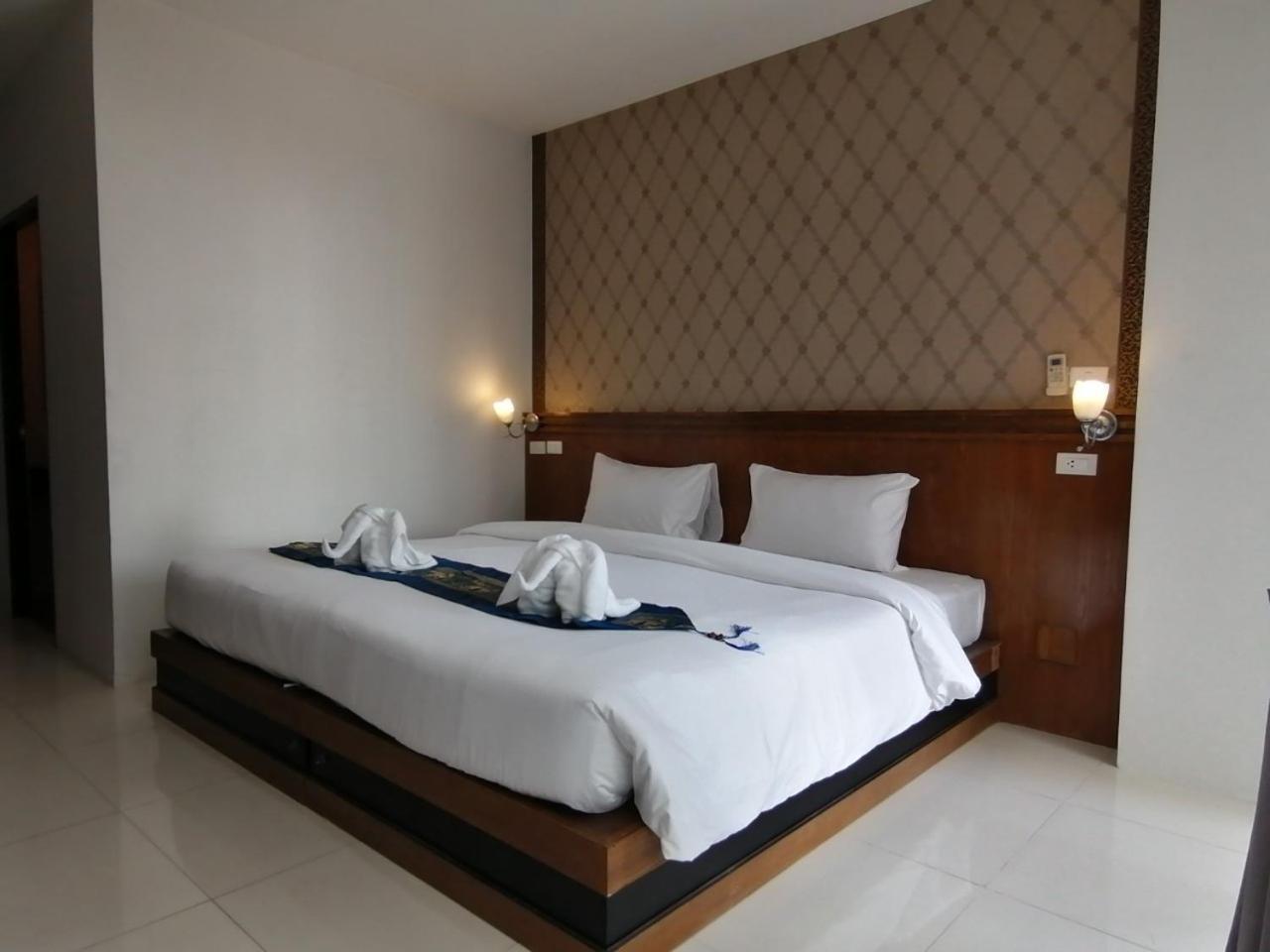 Nj Patong Hotel Экстерьер фото