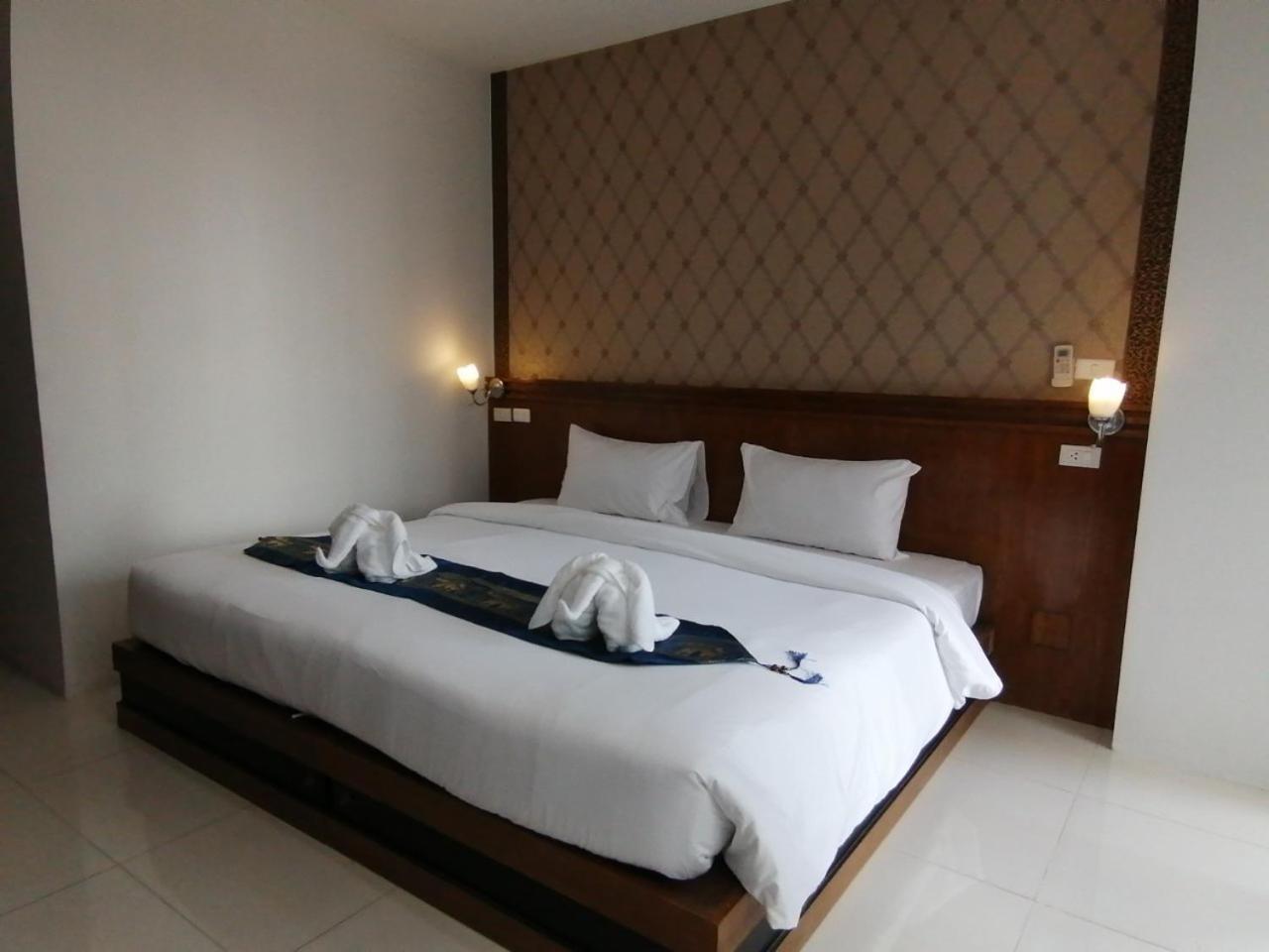 Nj Patong Hotel Экстерьер фото