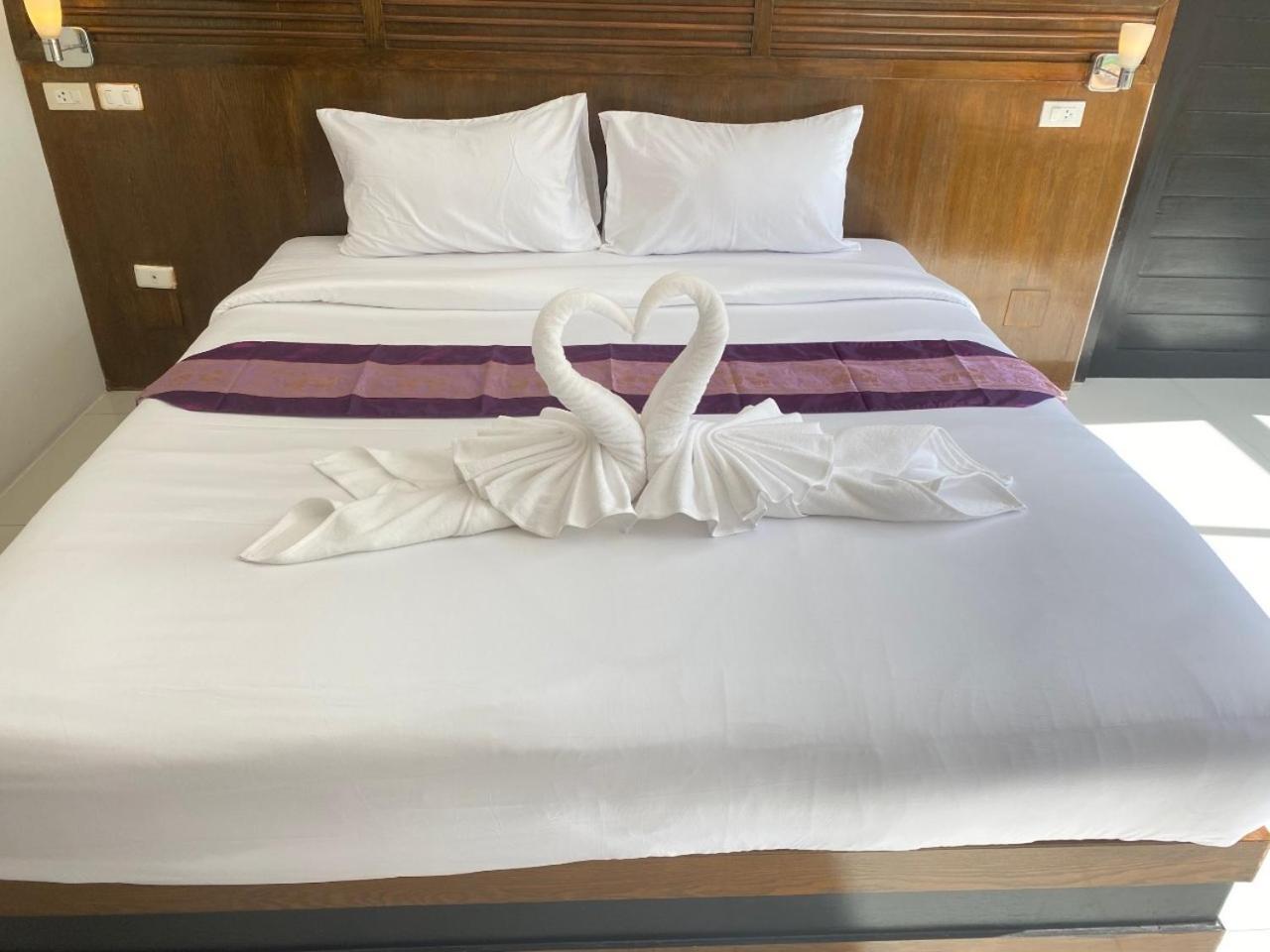 Nj Patong Hotel Экстерьер фото