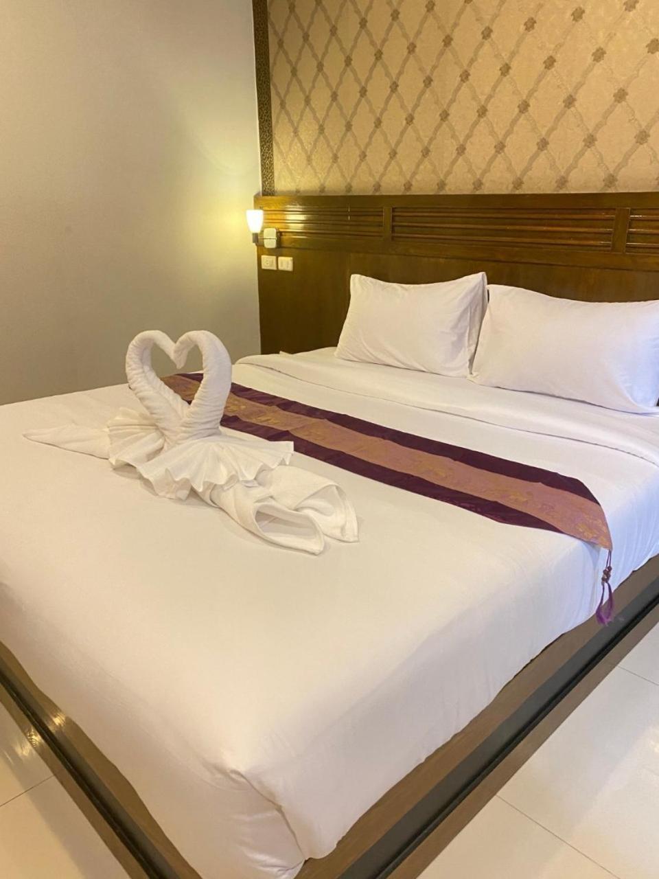 Nj Patong Hotel Экстерьер фото