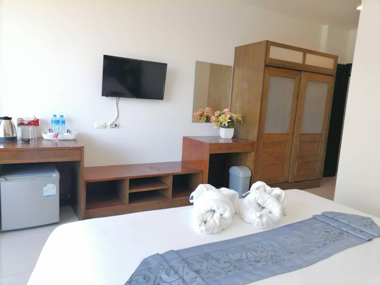 Nj Patong Hotel Экстерьер фото