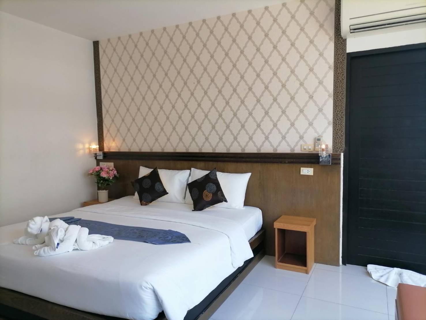 Nj Patong Hotel Экстерьер фото