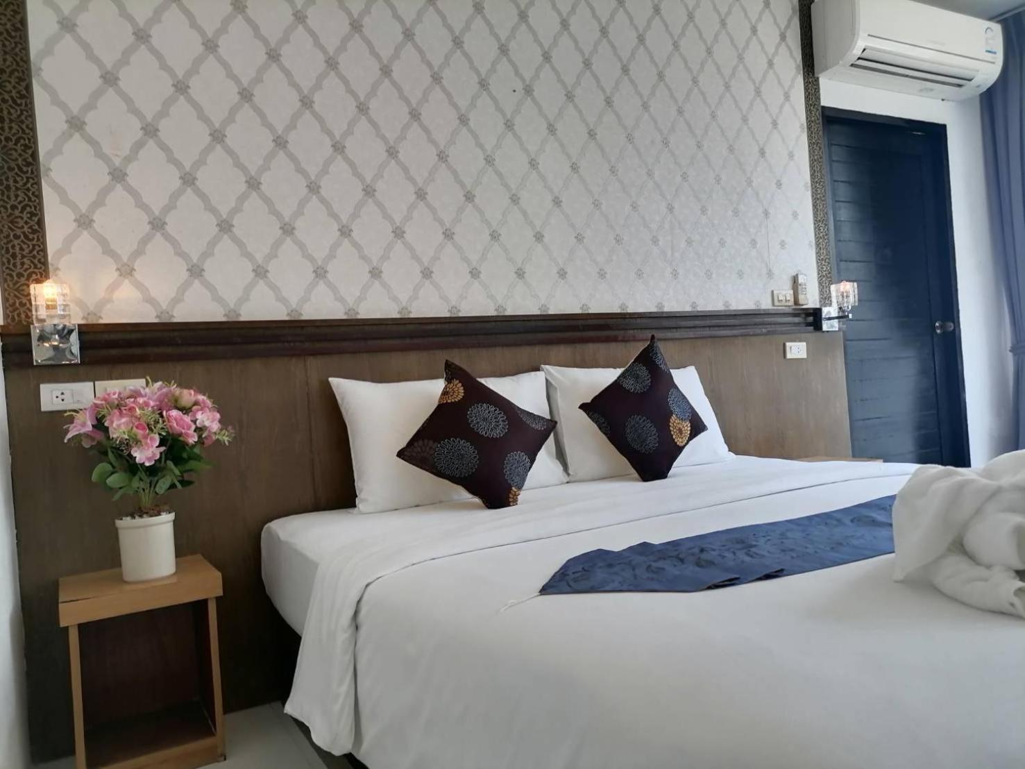 Nj Patong Hotel Экстерьер фото