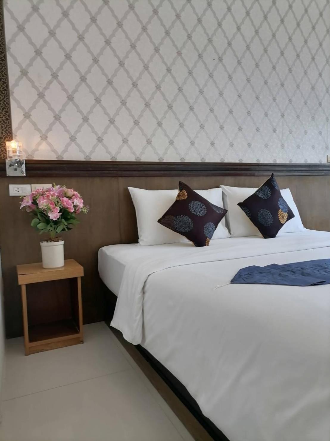 Nj Patong Hotel Экстерьер фото