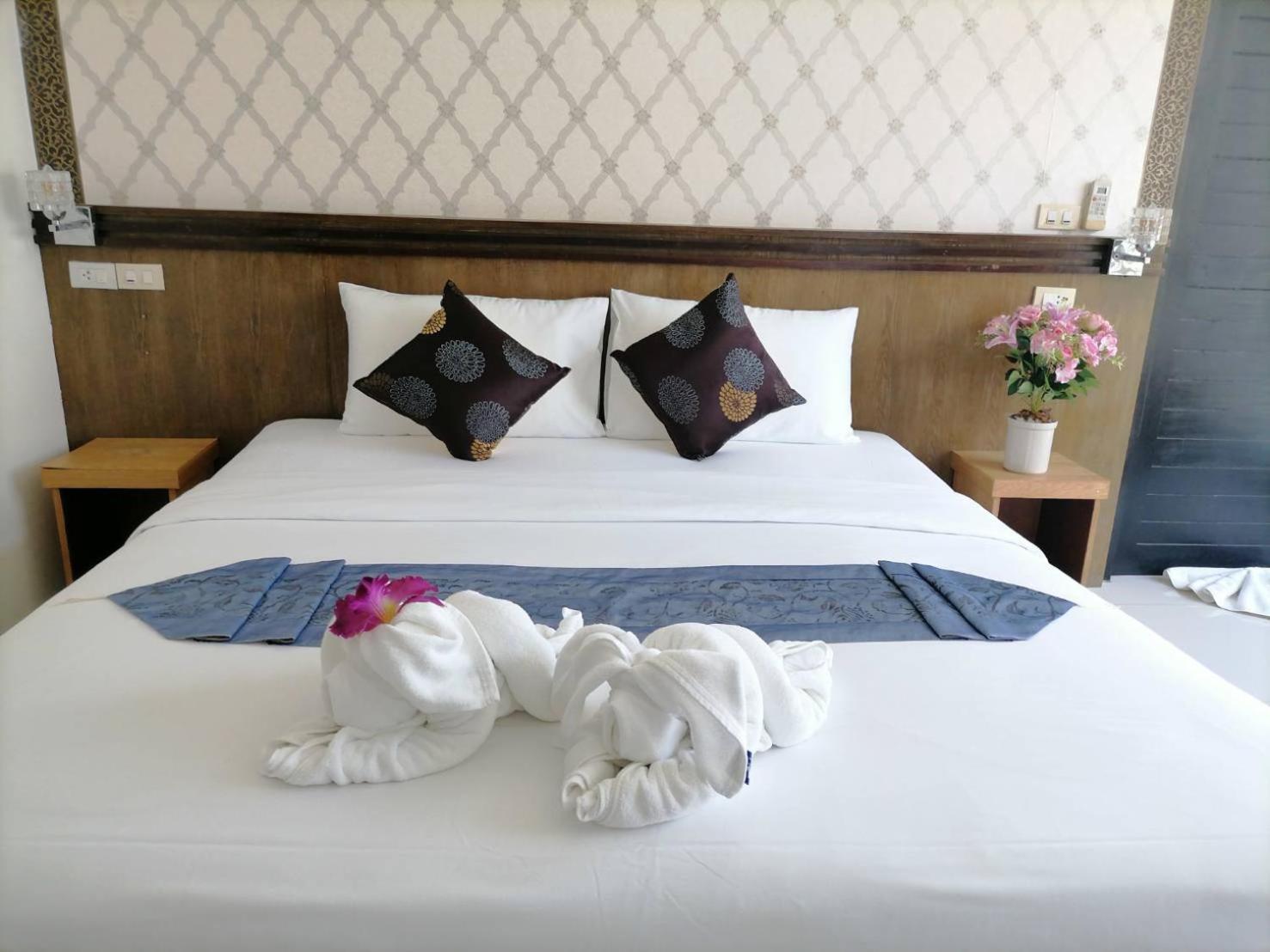 Nj Patong Hotel Экстерьер фото