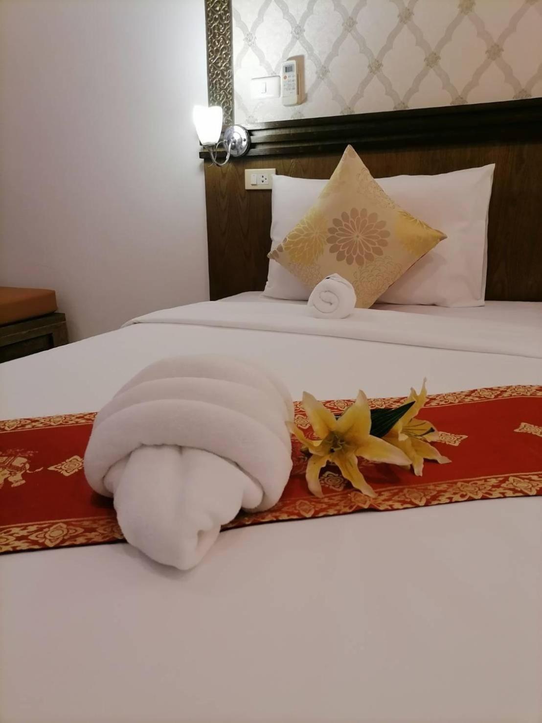 Nj Patong Hotel Экстерьер фото